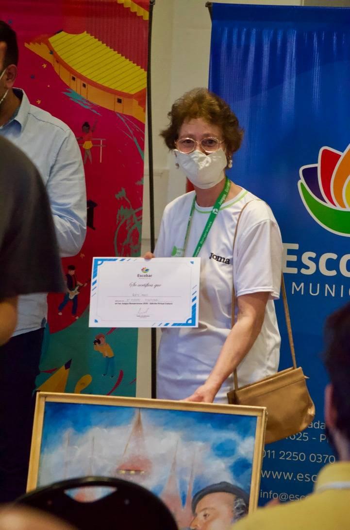 Inés Villa con su certificado de los Juegos Bonaerenses